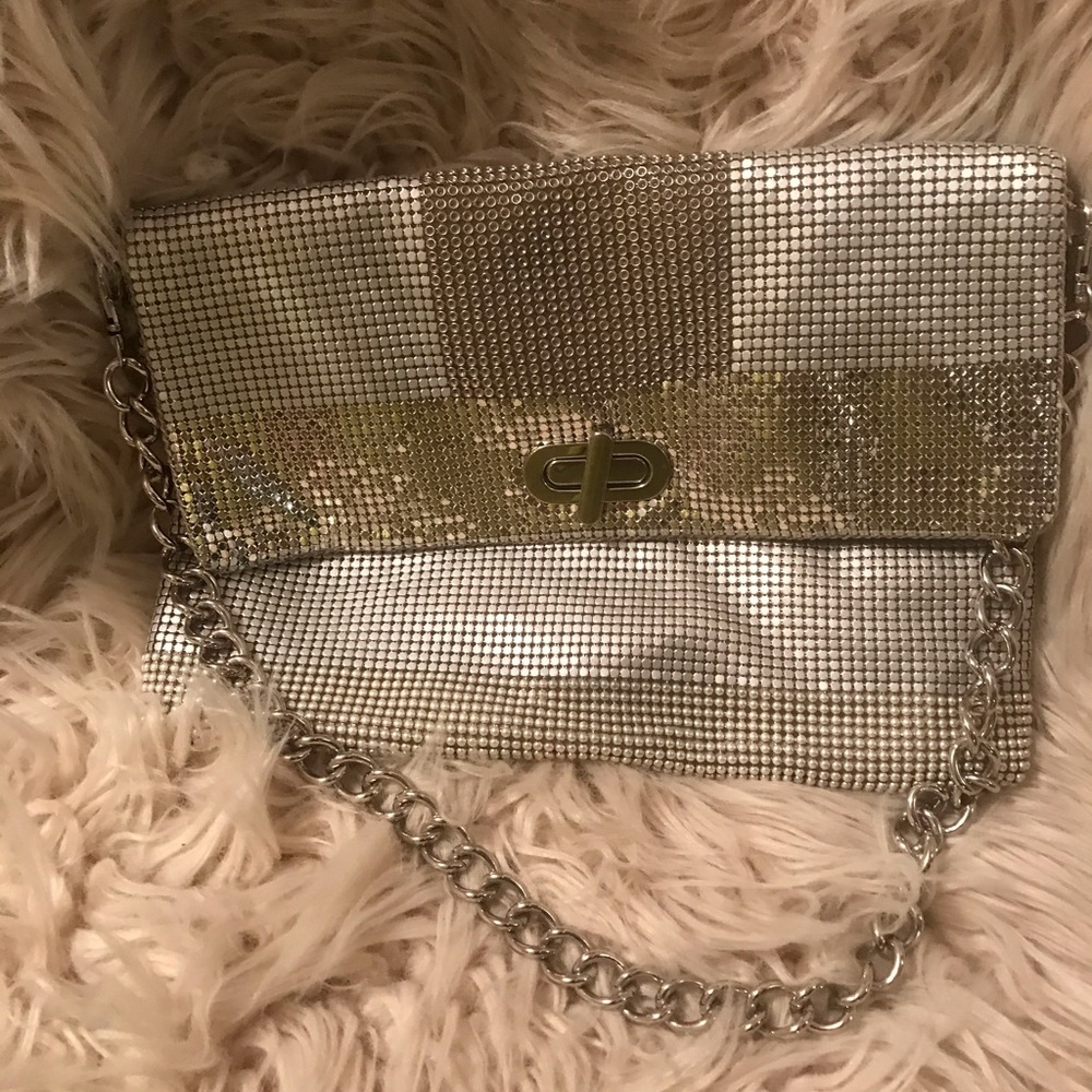 Clutch with chain handle